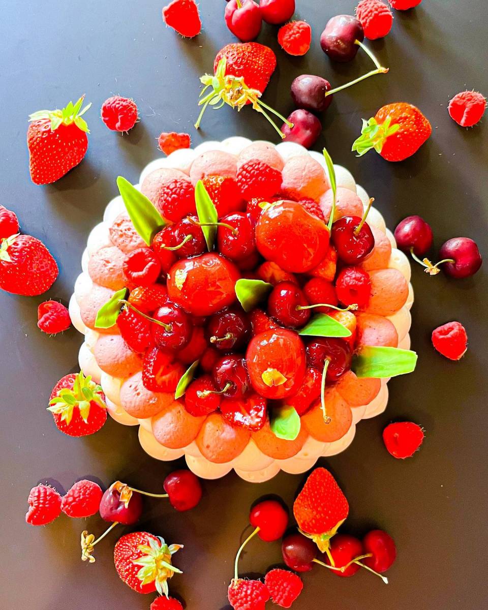 Pavlova fruits rouges pour la fête des mères par un pâtissier chocolatier créateur proche de Lyon 9 Vaise